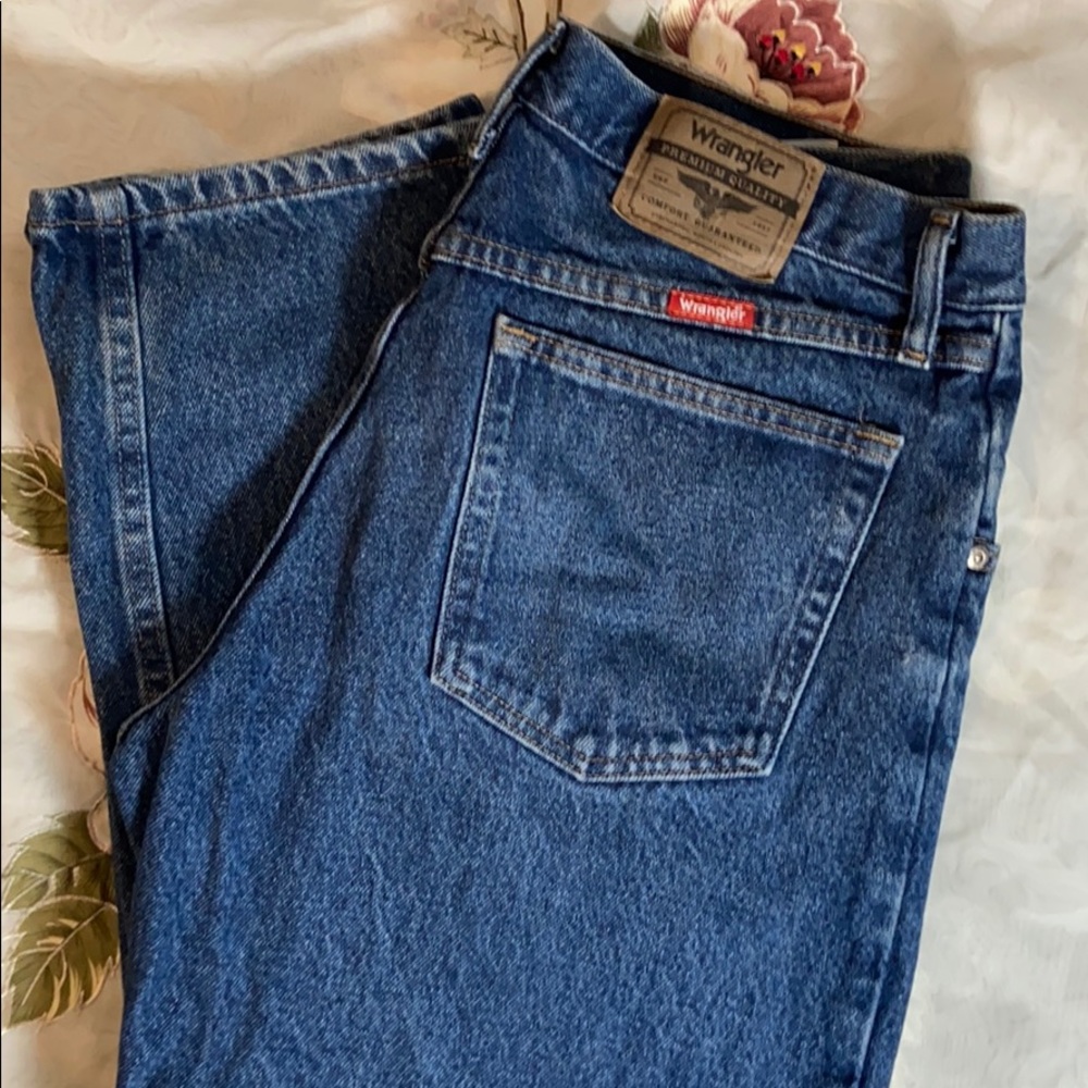 EUC Wrangler Relaxed Fit jeans 33x30